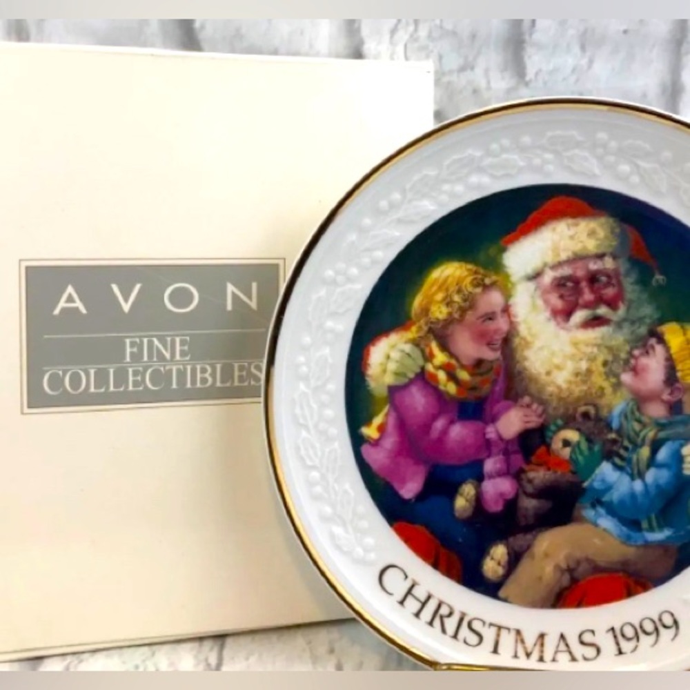 Avon Santa’s Porcelain Christmas Plate 22K Gold Trim Collectible